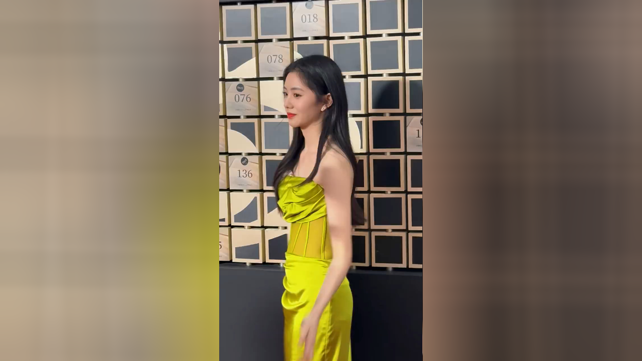 刘浩存微博之夜红毯造型:一袭黄色缎面鱼骨抹胸裙,笑起来娇俏可爱