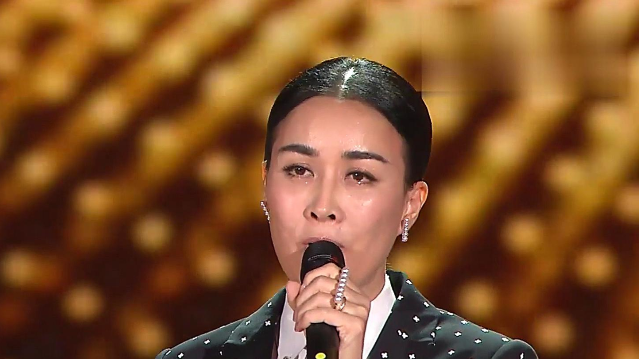 歌坛天后那英,出道四年后登上春晚,演唱歌曲《好大一棵树》