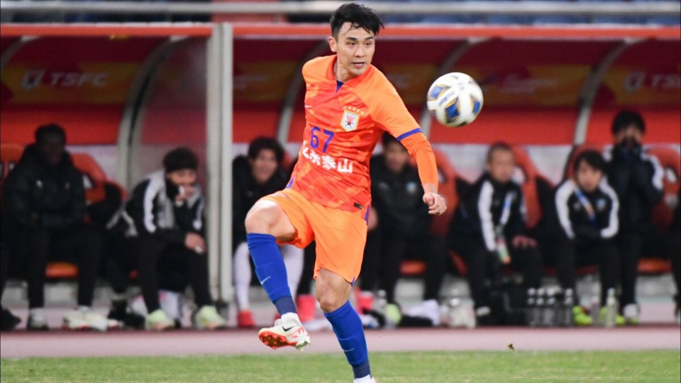 停球30米,吴兴涵复出送离奇角球,山东泰山2-3