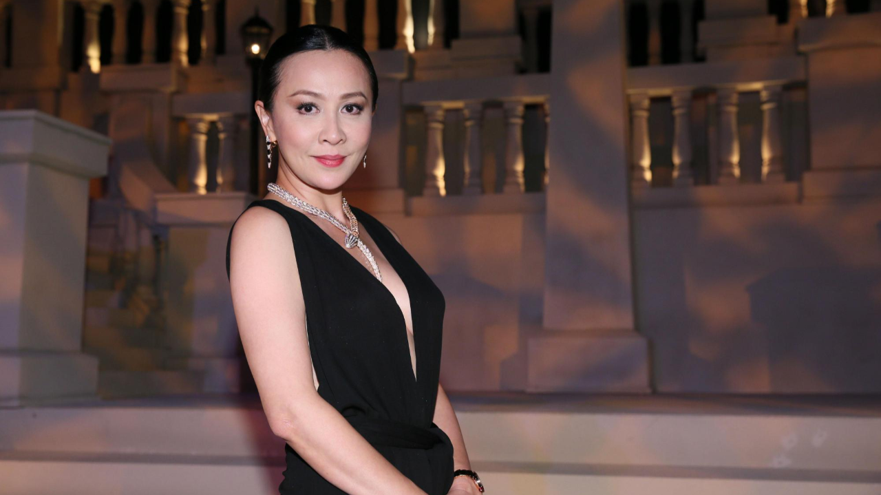 亿万富婆刘嘉玲,住4亿豪宅戴上亿首饰,随手送侄子百万豪车