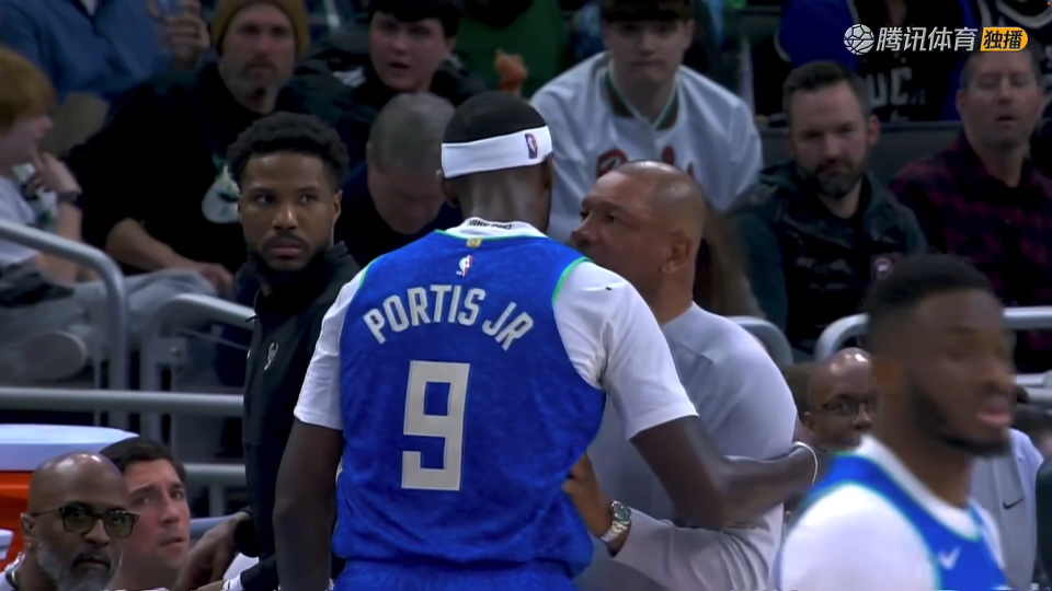 怕被逆转?波蒂斯不满判罚领第二次技犯被驱逐出场