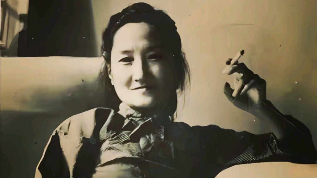 1957年,54岁的陆小曼在家中留影,嘴巴干瘪已不复当年风采