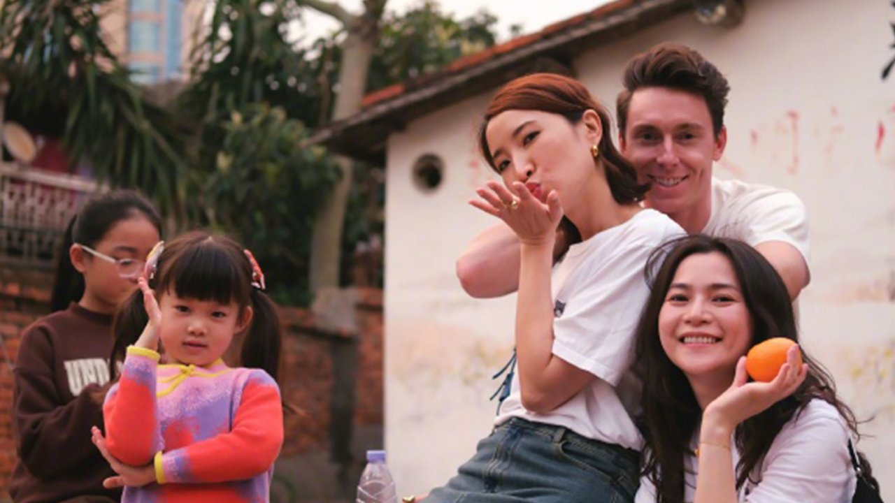 陈赫前妻带外国男友回老家,男友靠肩上满脸笑容,幸福一览无余