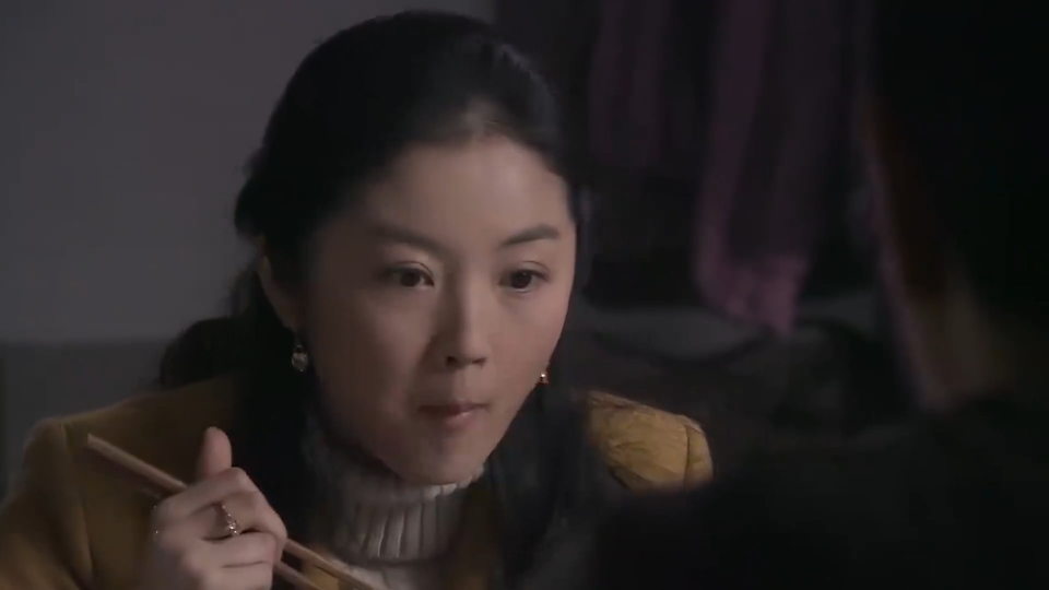 人活一张脸:儿媳回娘家,没人请自己又回来,公婆一家都傻眼