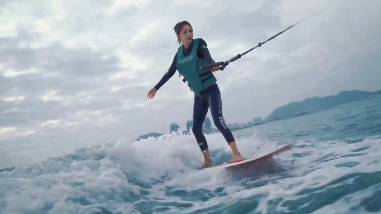 佟丽娅新年冲浪vlog,蓬勃的生命力闪闪发光,丫丫真的好美