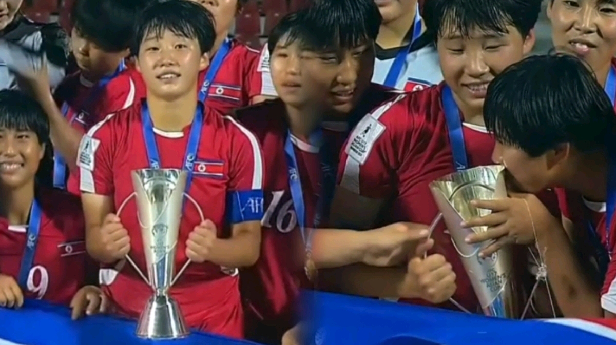u17女足亚洲杯朝鲜夺冠颁奖直击:队长高举奖杯集体嗨起来,队员抢着