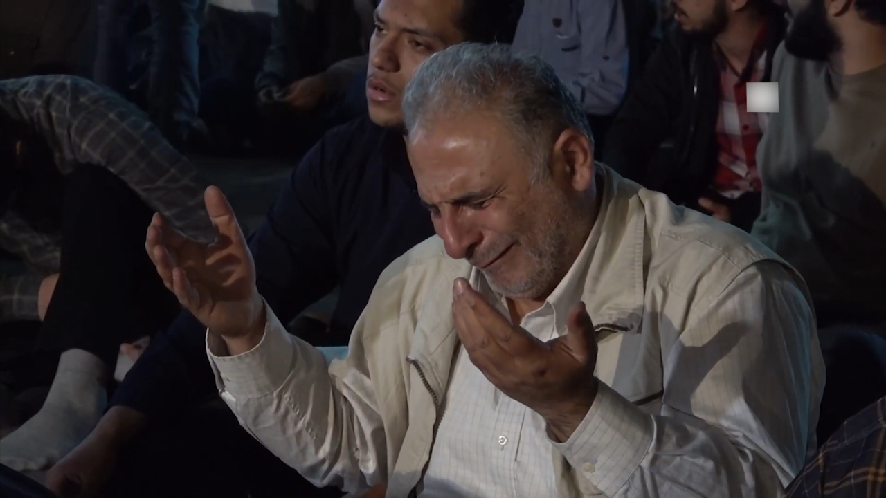 伊朗民众彻夜为莱希总统祈祷,老人席地而坐潸然泪下