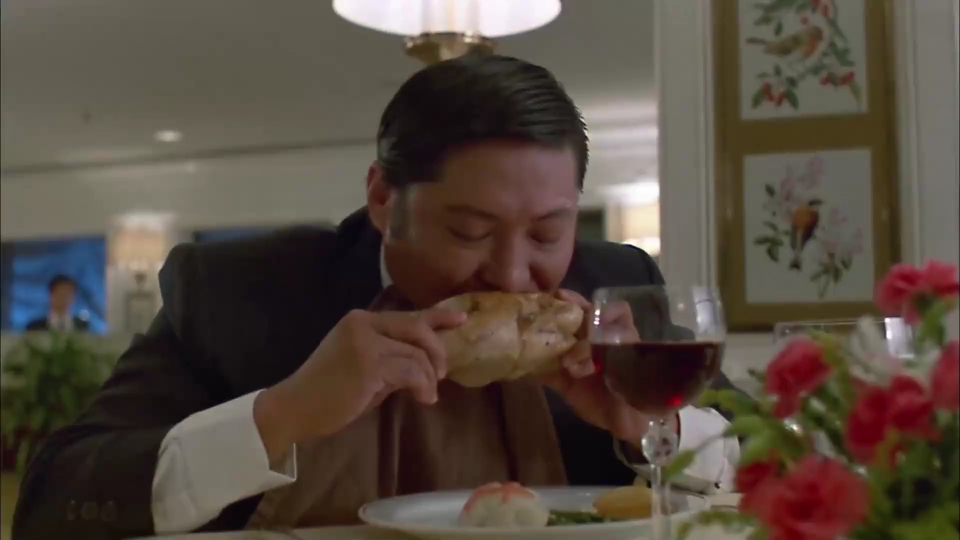 洪金宝大口吃烧鸡,阔太嫌他吃相太差,吓得不敢吃饭了