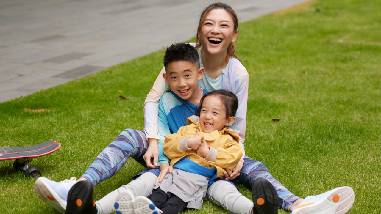 应采儿一家为4岁儿子庆生,hoho越长越像陈小春,jasper戴牙套也帅气