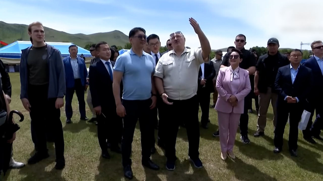 白俄罗斯总统向蒙古总统赠送两台拖拉机,并接受他的两匹蒙古马