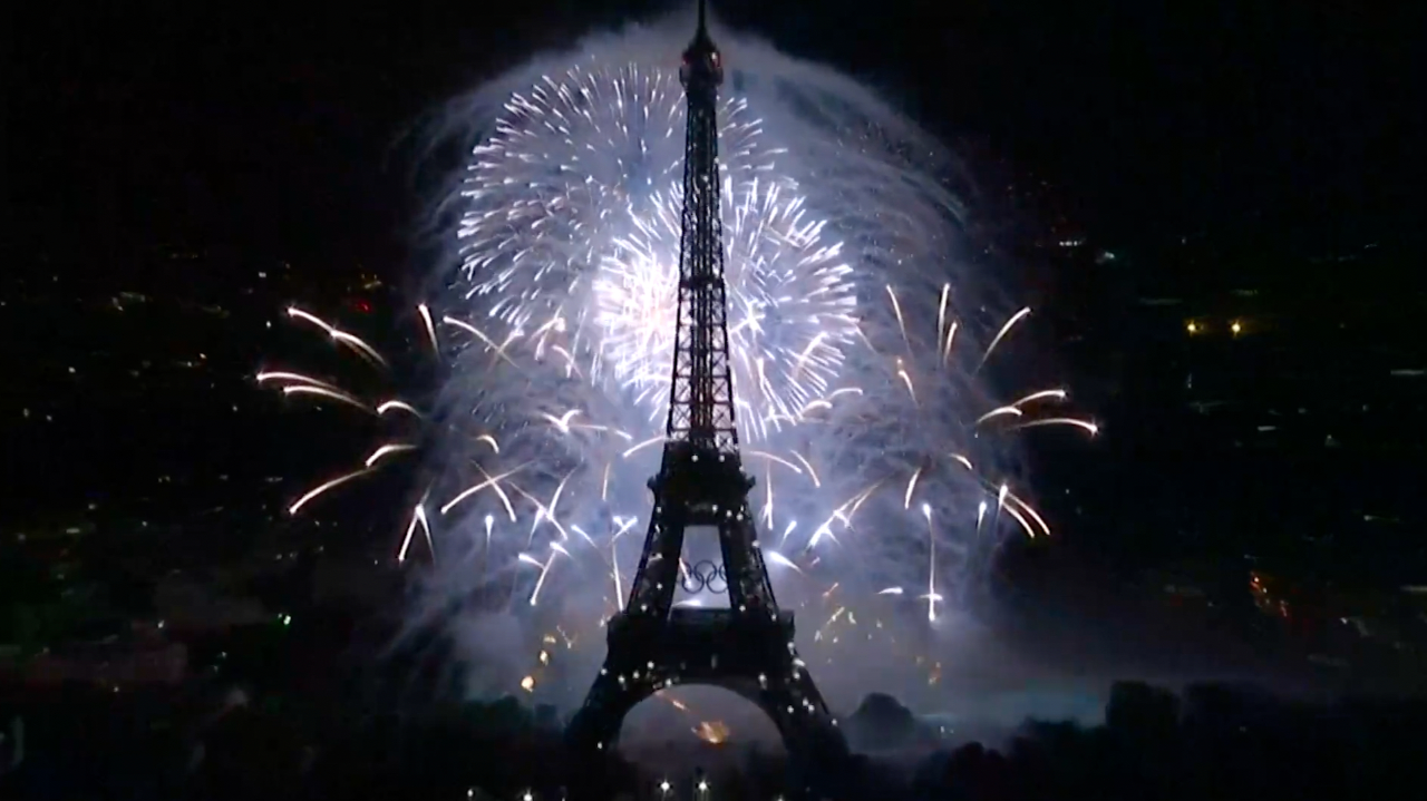 法国国庆日焰火秀:"奥运元素"无人机与烟花点亮巴黎夜空