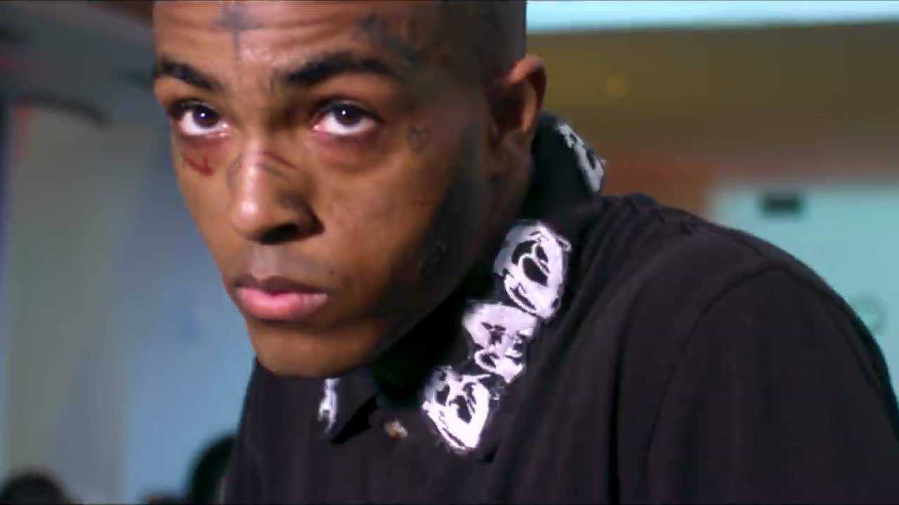 已逝说唱歌手歌手xxxtentacion单曲sad为第二张录音室专辑其中一首也