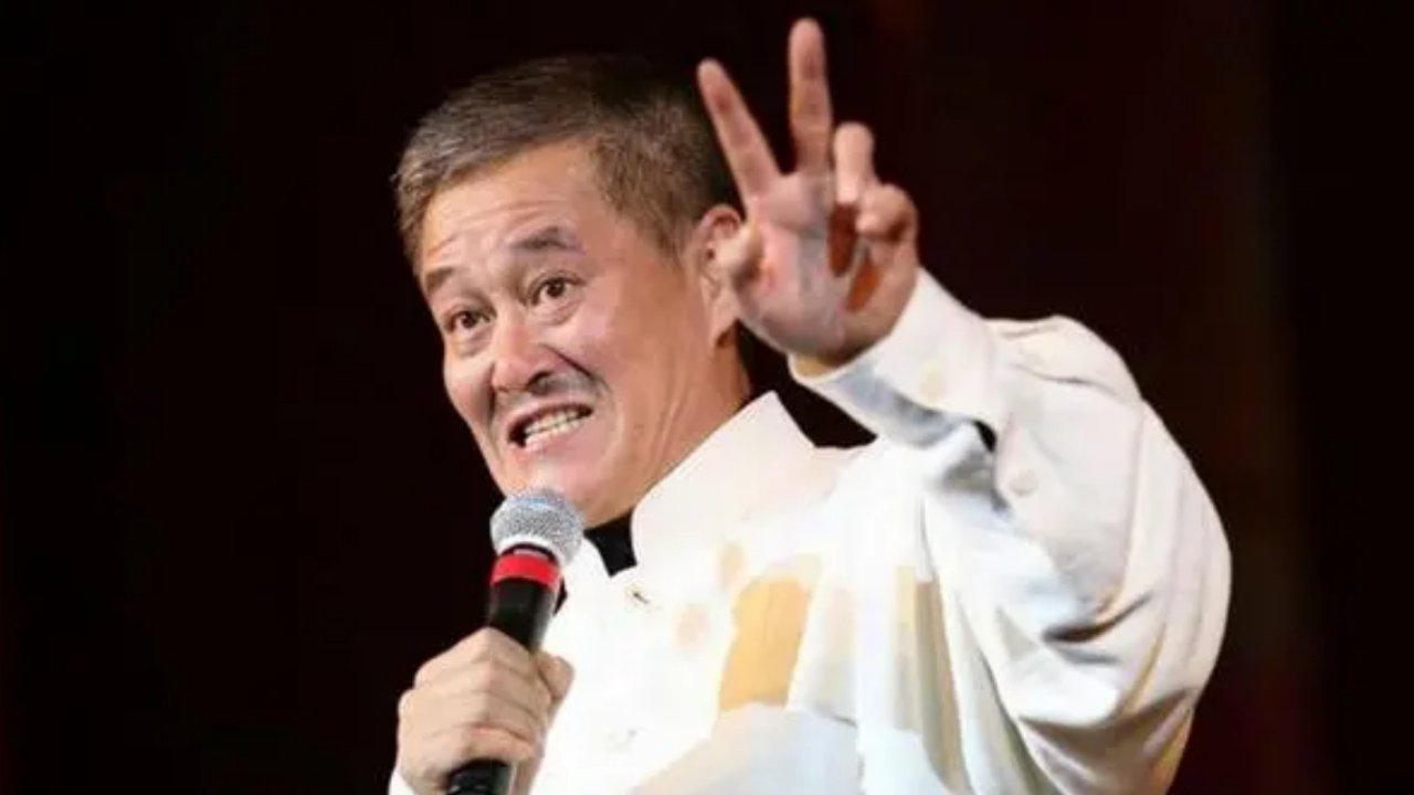 66岁赵本山罕见登上舞台,离开春晚12年依旧受欢迎,和粉丝互相表白