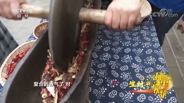 利用铸铁做的碾槽进行碾压,使辣椒和香料充分融合