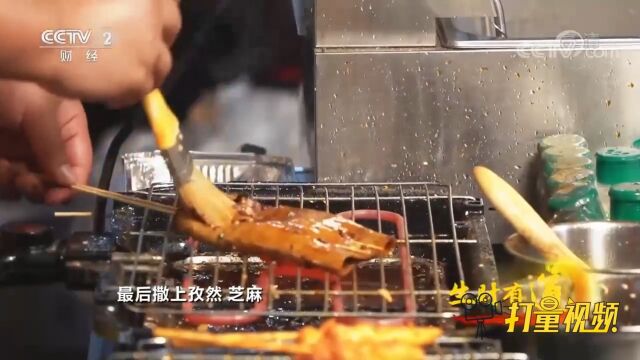 烤豆干和烤苕皮是重庆非常有名的特色美食小吃