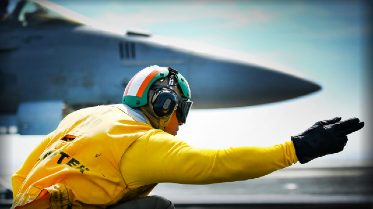 地勤人员才是航母的核心!美航母地勤都有哪些职位?