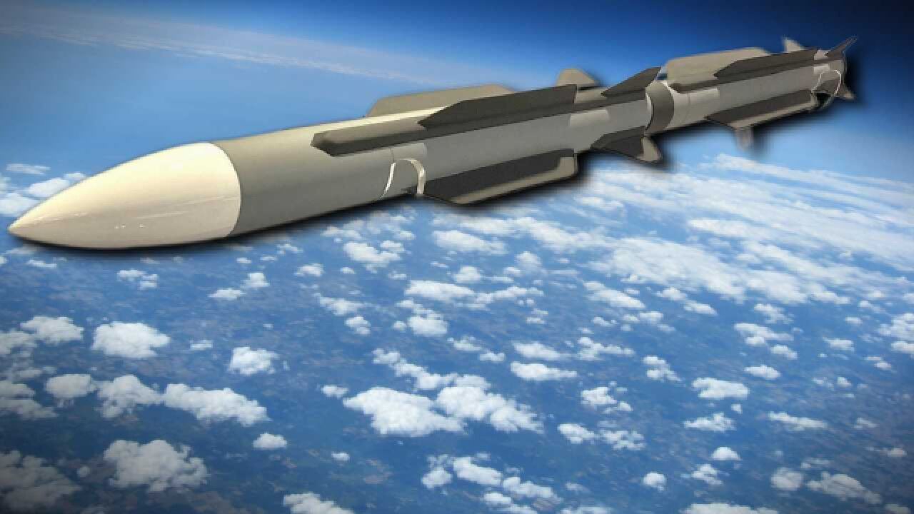 美军四代空空导弹 今年投产!aim-260有多强大?不可逃逸区超过150公里!