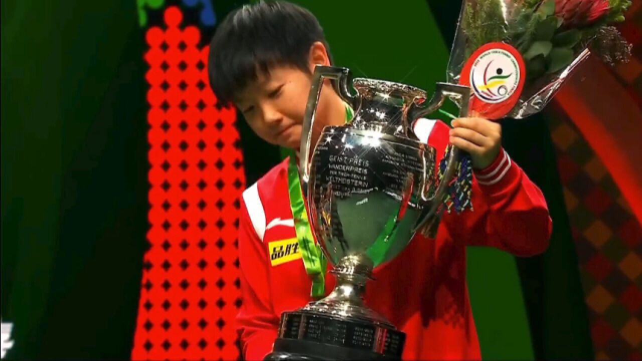 巅峰时刻!孙颖莎捧起冠军奖杯 三位中国球员登上领奖台