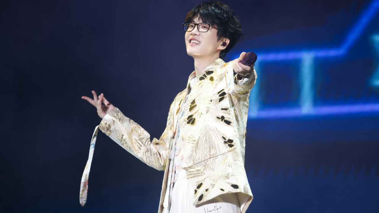 许嵩演唱会粉丝成显眼包!自信开口却齐刷刷进错拍,正主忍住没笑