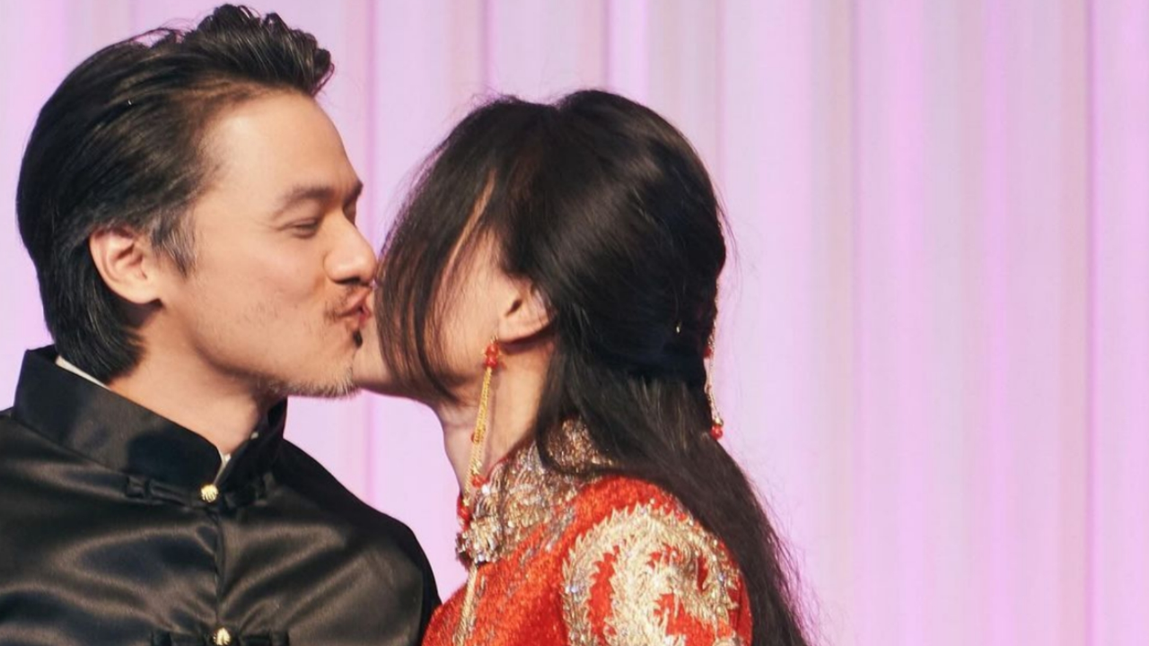 舒淇冯德伦庆结婚纪念日,穿大红礼裙宴请亲友,当众亲吻像补办婚礼