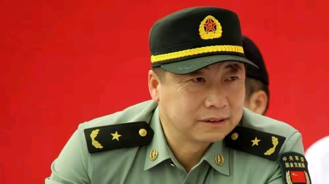 首位航天员李庆龙大校出镜,他是航天员第一人,曾是