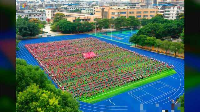 青神3000师生快闪赞祖国 学生写观后感同表白