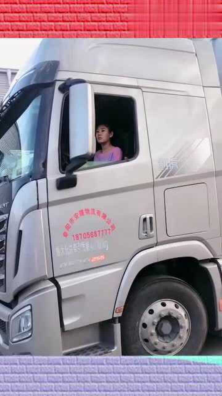货车女司机昕昕,没想到啥车都能开,网友:真是全能女司机!