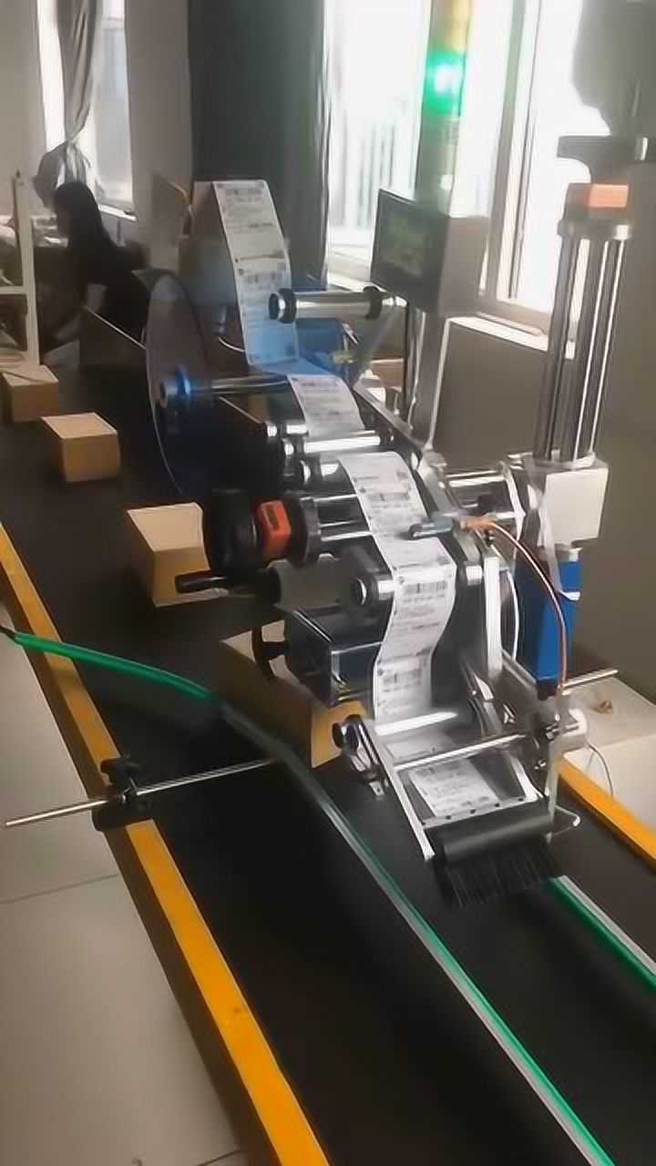 最快的快递打包方式看这流水线的速度一刻也不能耽误