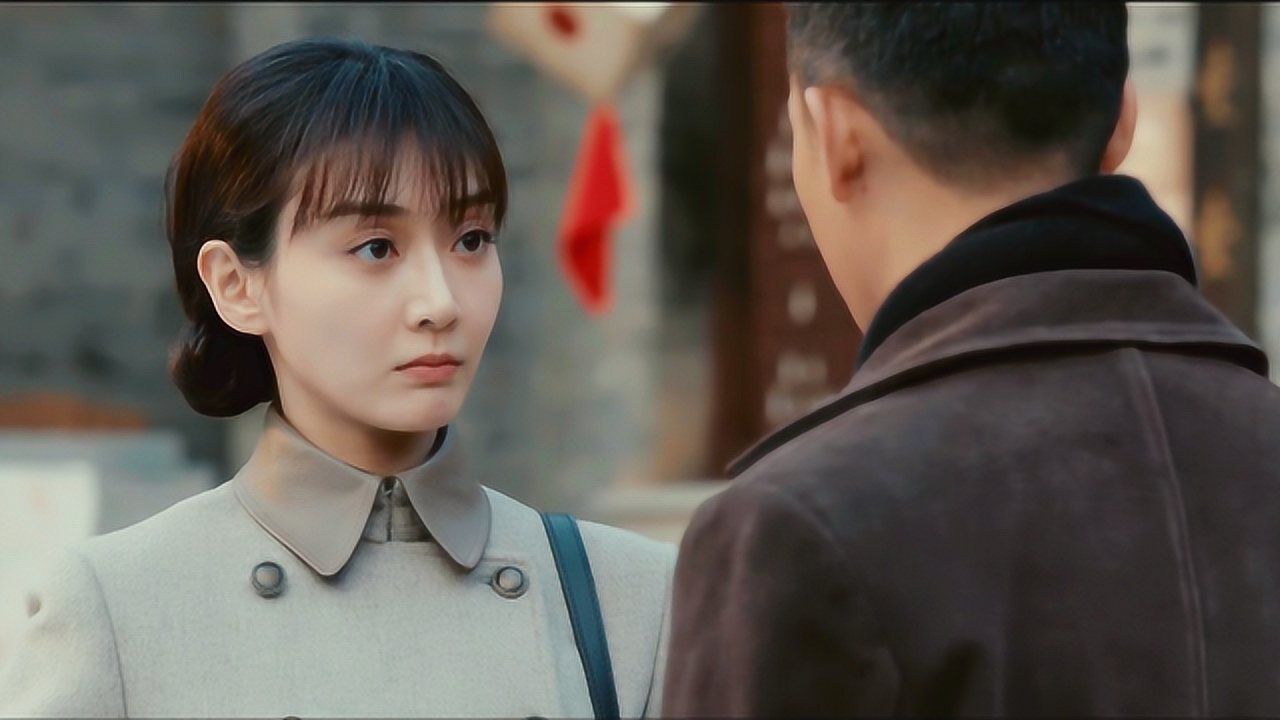 光荣时代:白玲醉酒太豪放,强行夺走郑朝阳初吻,朝阳羞得脸通红