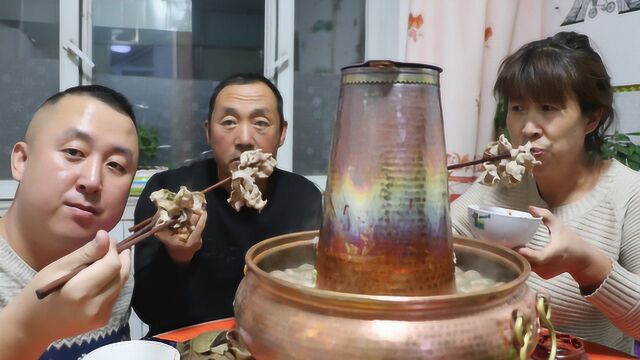 大彭吃炭火锅,3斤肉1盘蔬菜2袋牛肉丸,越吃越香味道真好