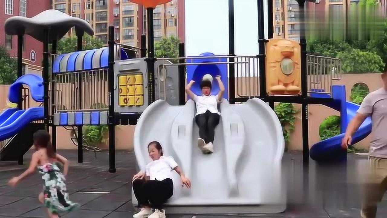 比赛滑滑梯,结局太搞笑了_腾讯视频