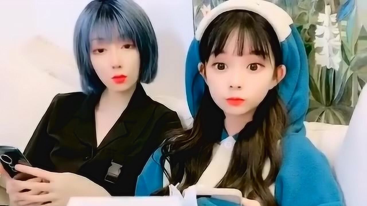 苓妹和咬米又被哥哥耍了丝袜套头的瞬间忍不住笑了