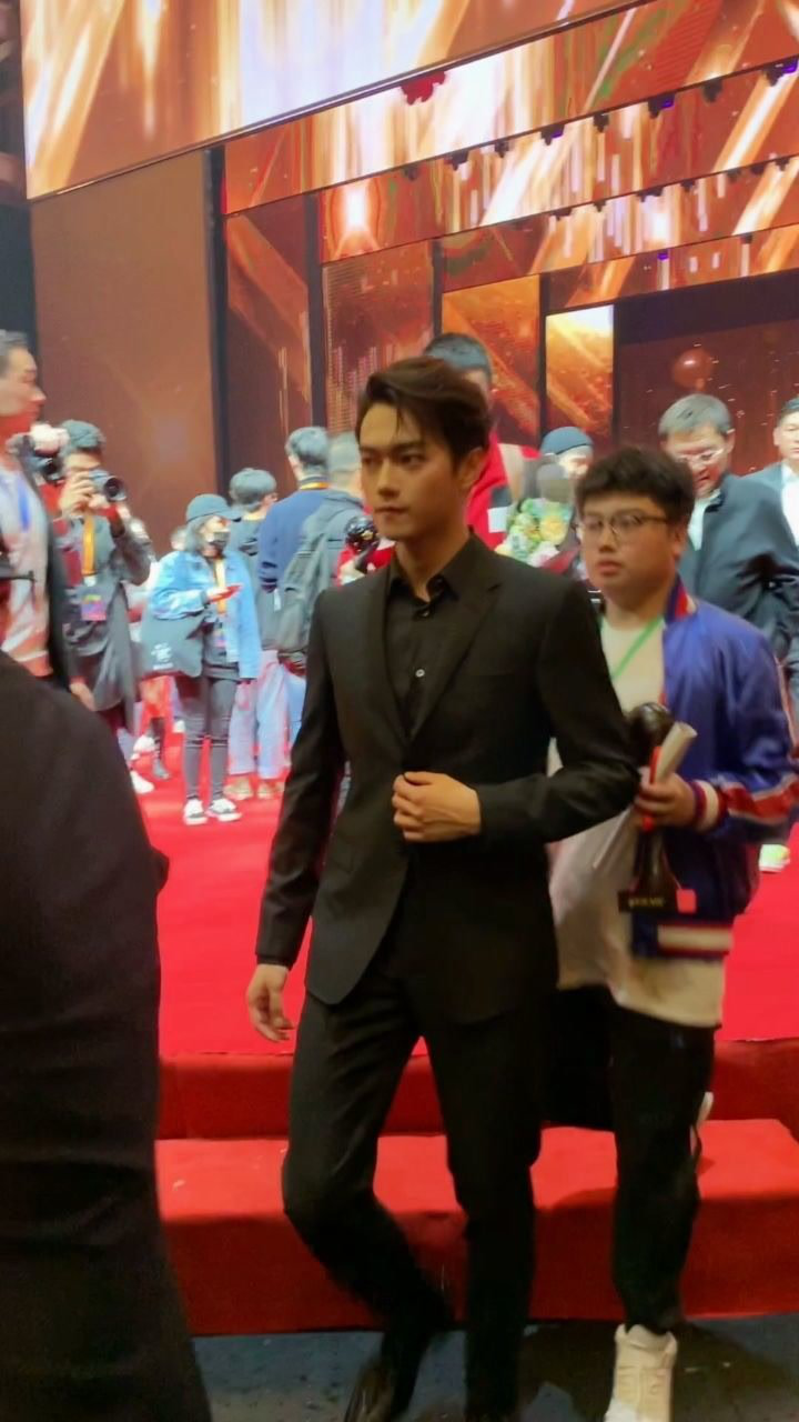 颁奖典礼现场,许凯获得最佳男主角奖项