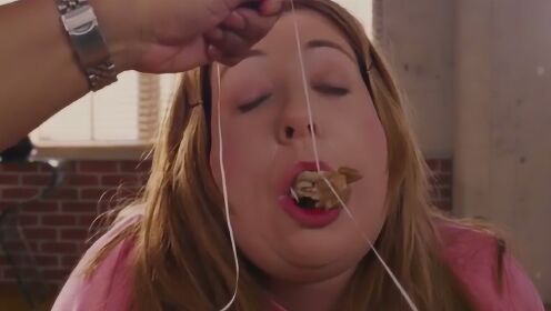《约会电影》：胖女子去整容，医生给她剔牙，却从她的牙缝里剔出一根鸡腿
