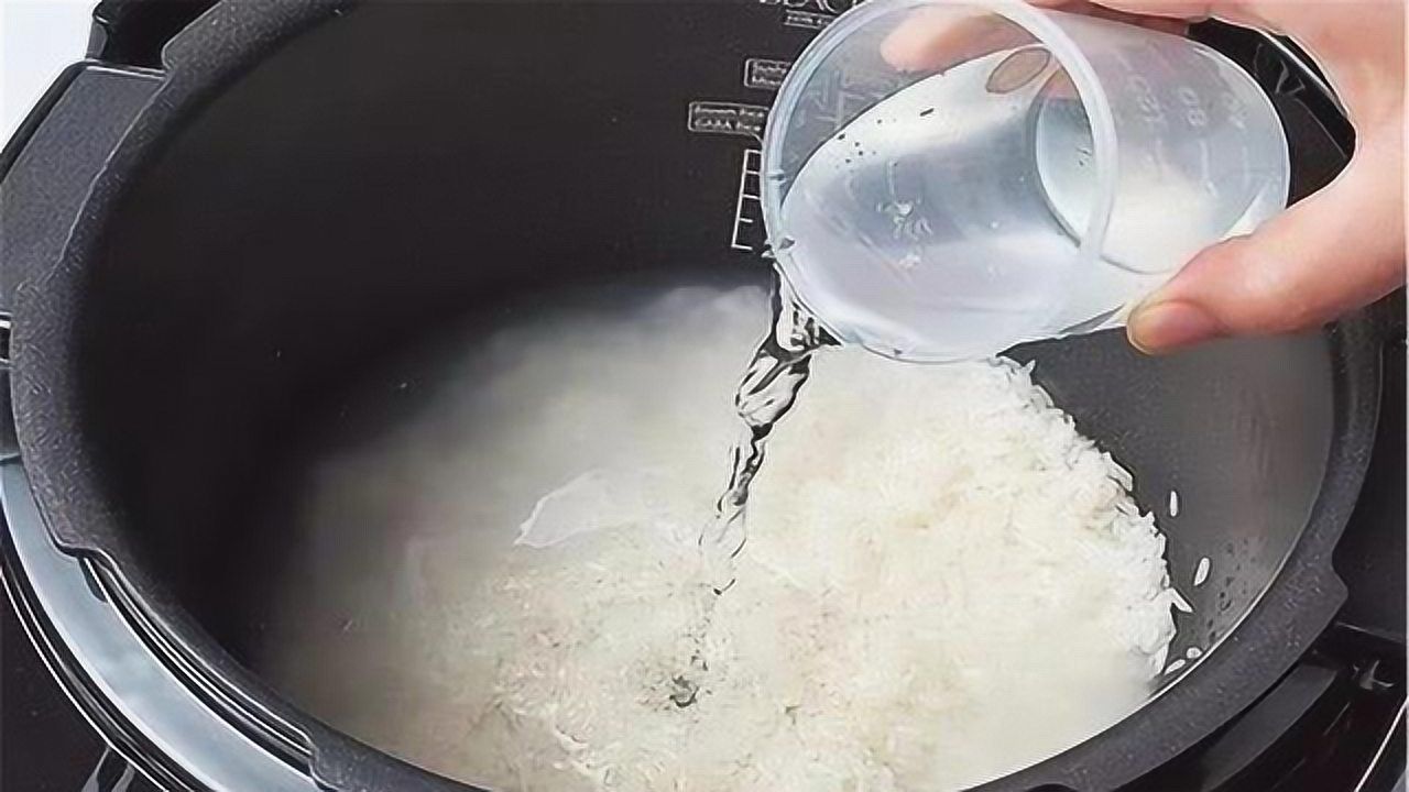 电饭锅蒸米饭别只放水,多加一步,让米饭粒粒分明,香甜又好吃