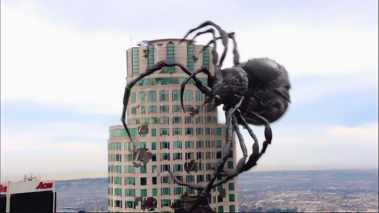 巨型蜘蛛在城市内横冲直撞爬上高楼最后却死于老外的火箭炮