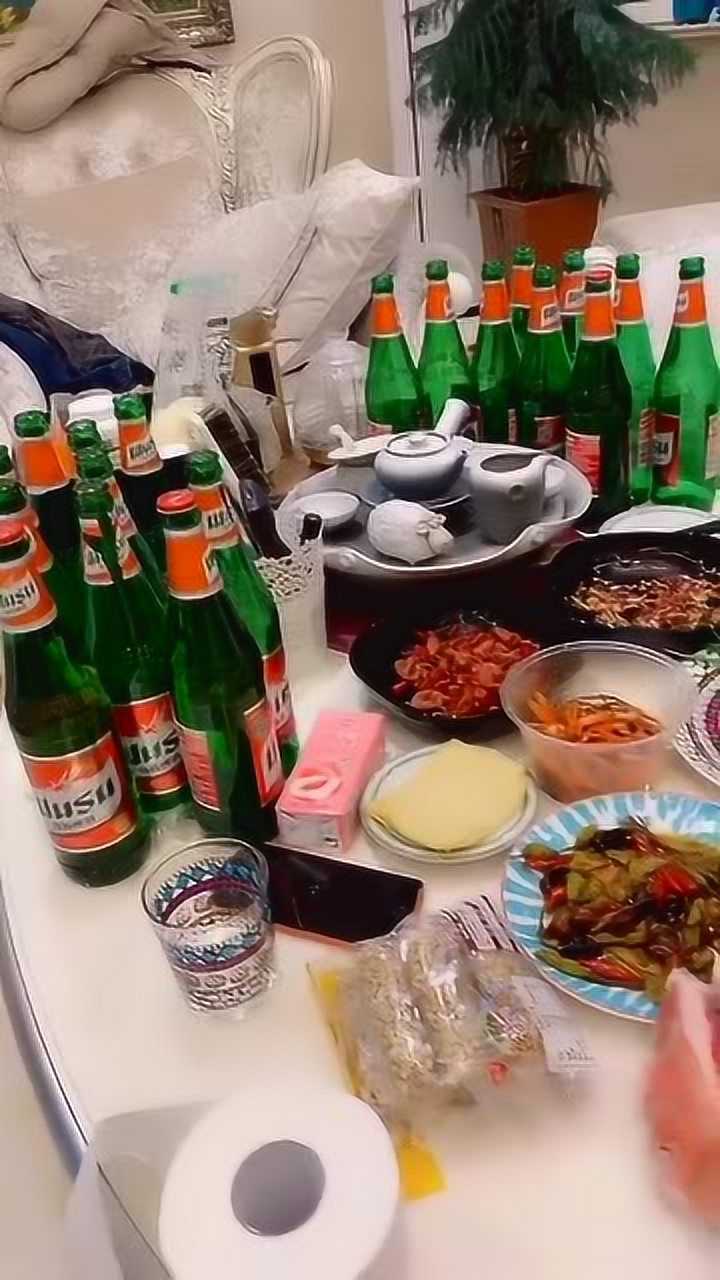 两个小哥去找美女喝酒,没想到美女太厉害了,把两个人都喝倒了!
