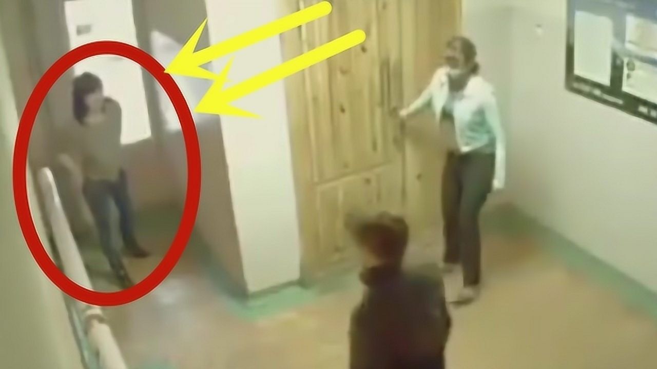 三美女商场为了方便回去，楼梯拐角轮流小便，监控拍下恶心一幕！_腾讯视频