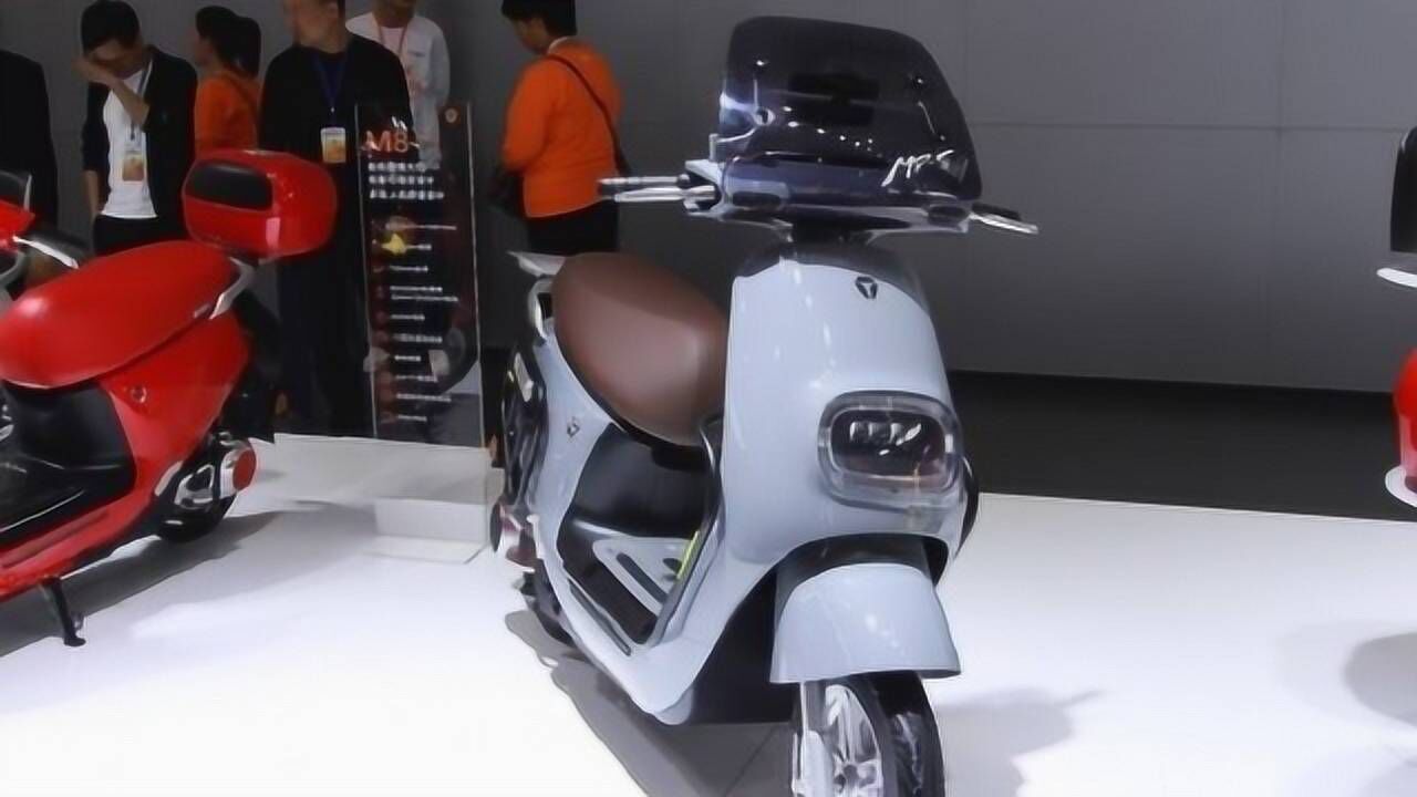 雅迪高端电动车匹配侧挂电机不输125cc燃油车续航达80km