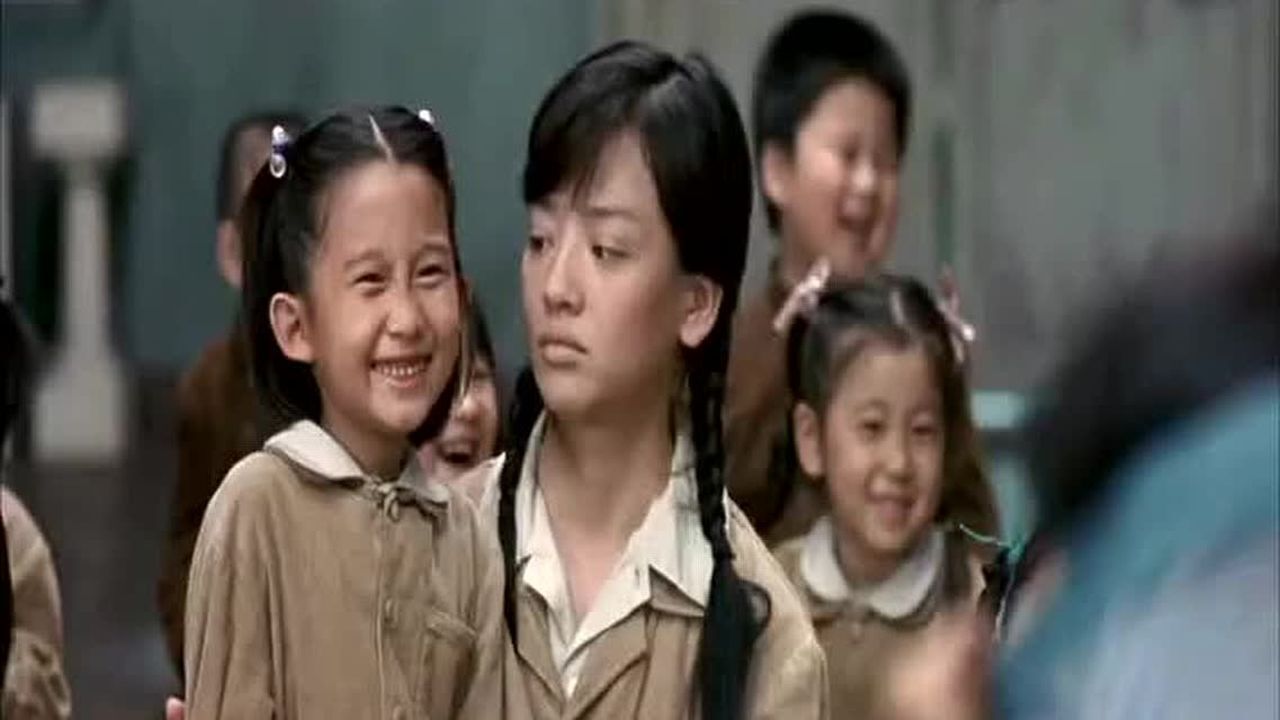 幼儿园老师教小男孩自己脱衣服,衣服没脱掉尿了一裤子_腾讯视频
