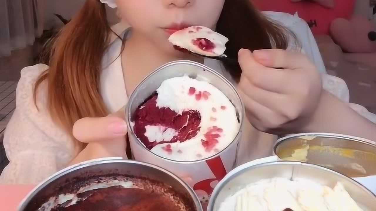 小姐姐大口吃水果蛋糕,香甜可口,看得我直流口水