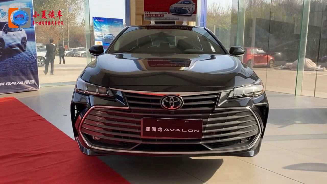 2020款丰田亚洲龙到店实拍,内饰比皇冠大气,座椅靠背都挺舒服