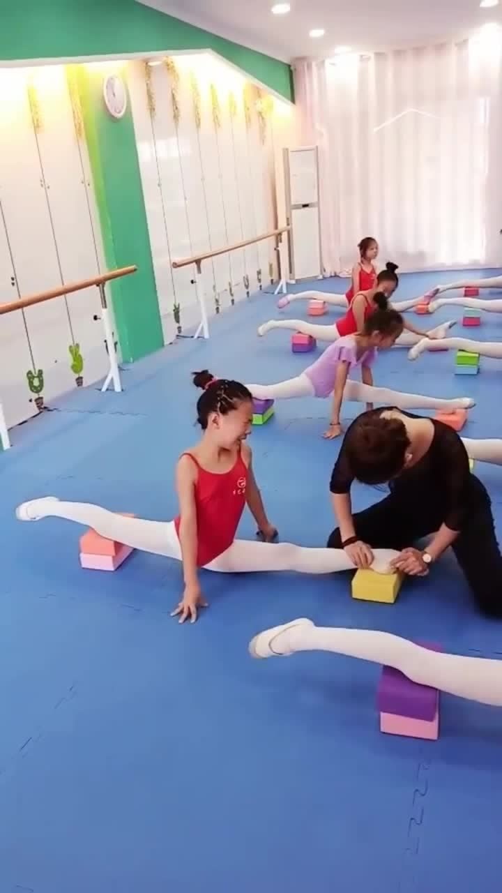 舞蹈老师帮小美女压脚背，痛苦地大声吼，网友老师太凶狠了_高清