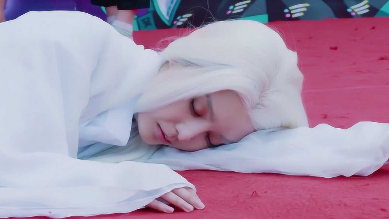 伴随惊雷女子从天而降引众人拿手机拍个不停下秒异变骤生