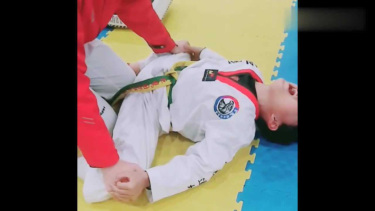 跆拳道训练课上,老师帮助学员拉韧带,我都不忍心看下去!