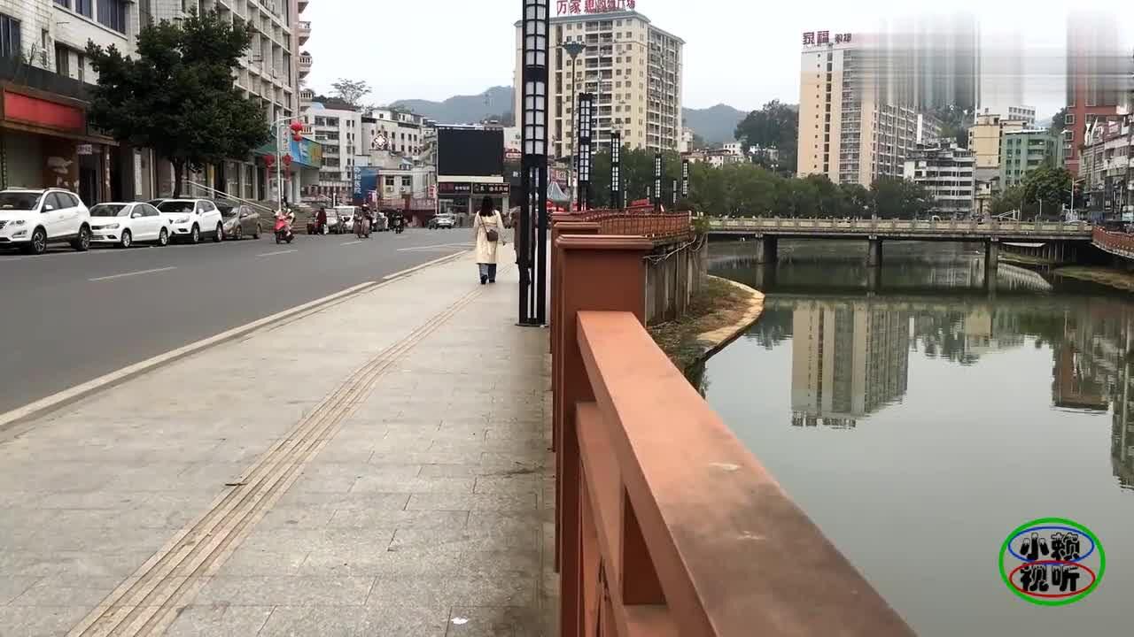 路过广东河源的一个小县城看到四个巨大的字和平万岁