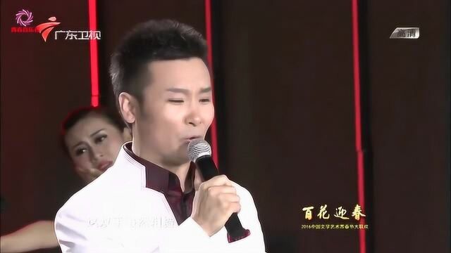 刘和刚演唱的歌曲《拉住妈妈的手》深情感人,触动心灵,催人泪下