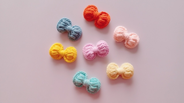 手工毛线编织的蝴蝶结,像可爱的小糖果,做发夹很漂亮吧