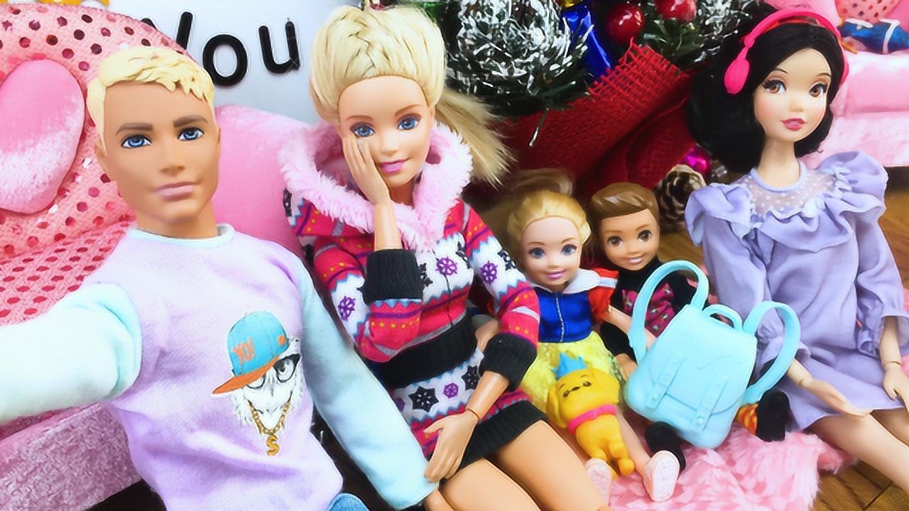 芭比娃娃圣诞节!芭比和肯白雪公主收到了圣诞老人的礼物