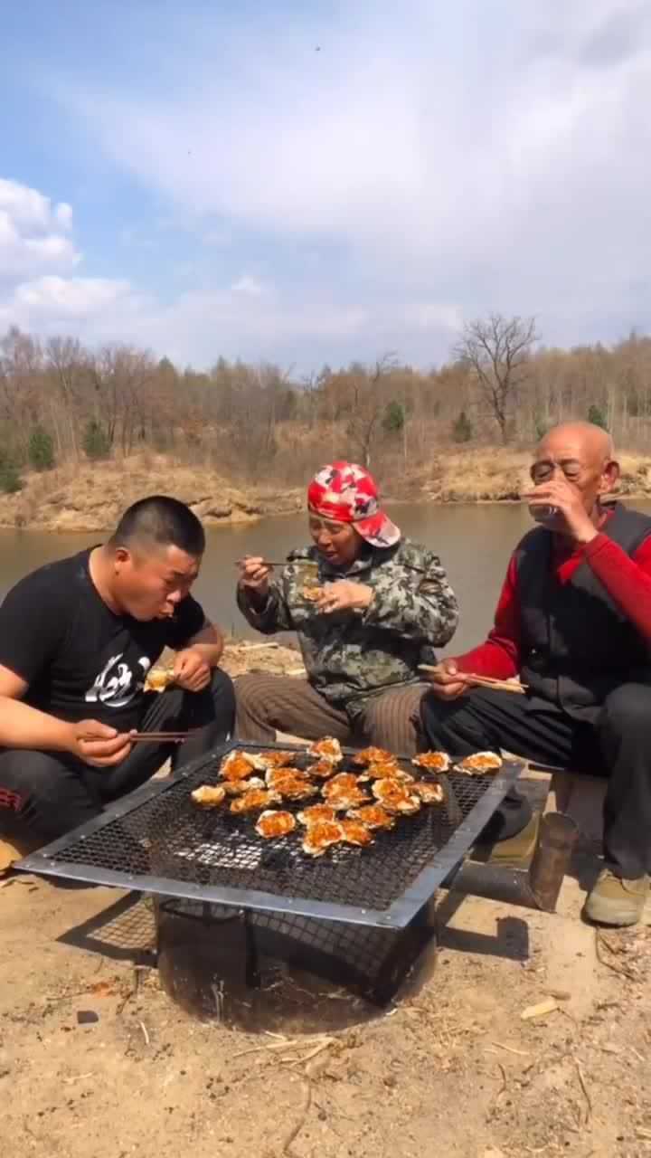 东北二鹏吃烤生蚝爷爷奶奶齐上阵真是个孝顺孩子
